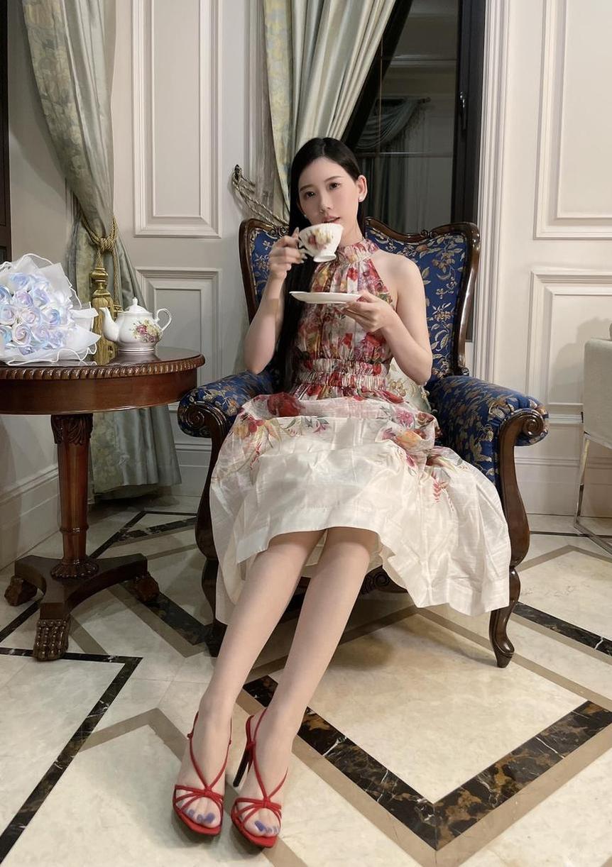 chloe霏霏64套原图新鲜出炉，这次拍的更有灵魂