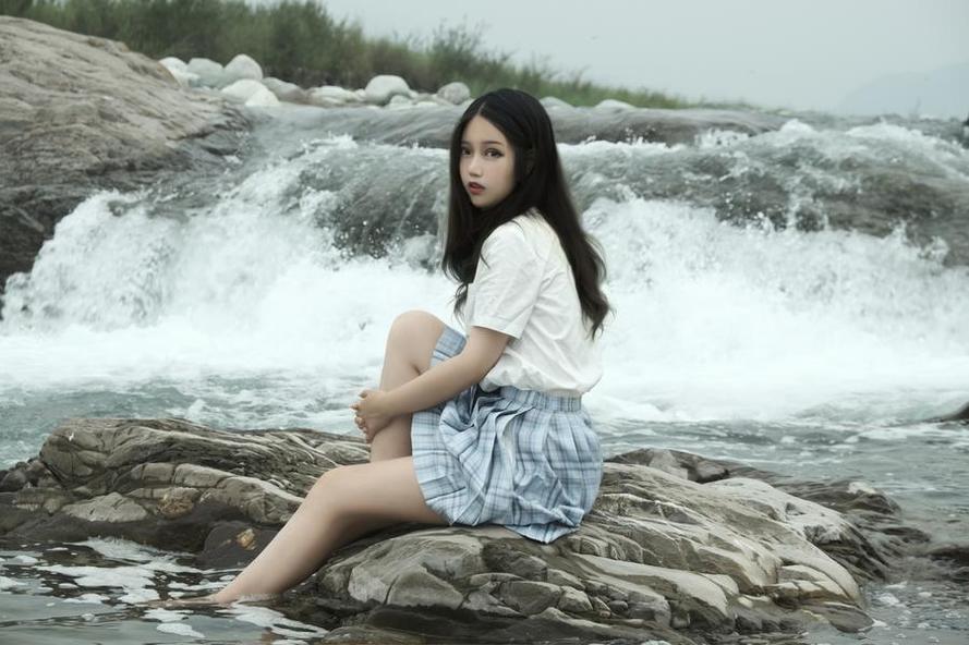 Eloise软软举牌，感受cos摄影的魅力，释放你的内心独白。
