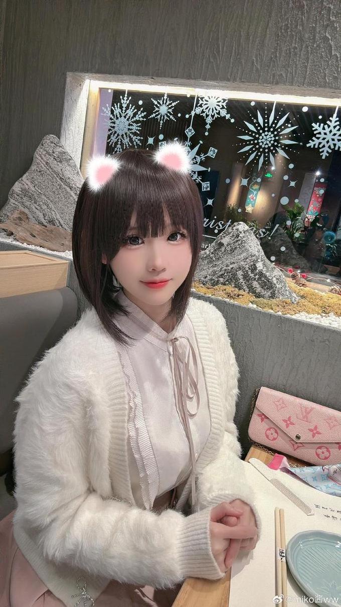 萌妹与小猫合影，Miko酱图库惊艳发布