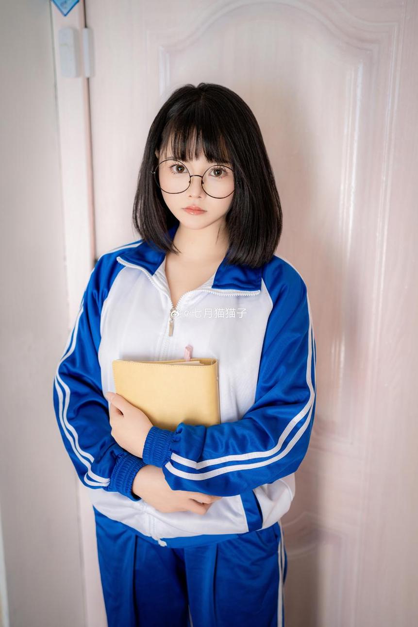 用七月喵子体操服的华美装扮，拍下最美的图片