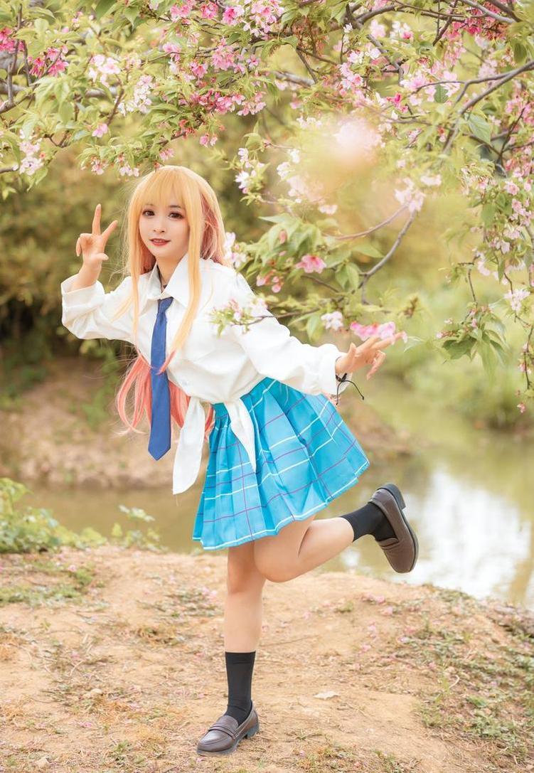 熙攘的都市中，闪耀九九八吖作品的图包，唤起我对cosplay的憧憬。