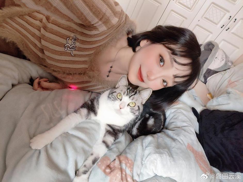 仿佛听到了海浪的声音：云溪溪写真赏析。