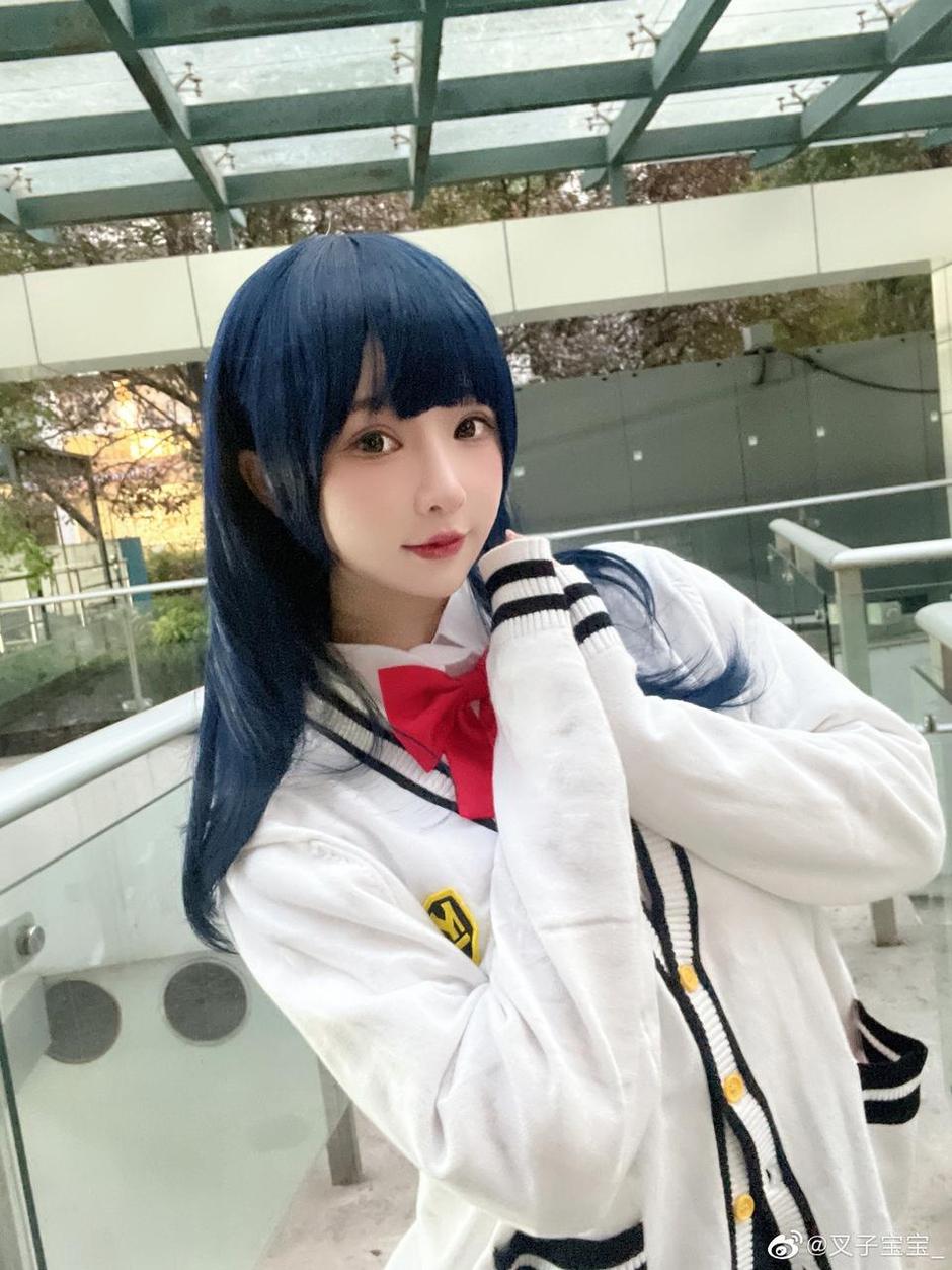 转基因美少女，叉子宝宝背带裤跪趴姿势cos！你能看几眼？
