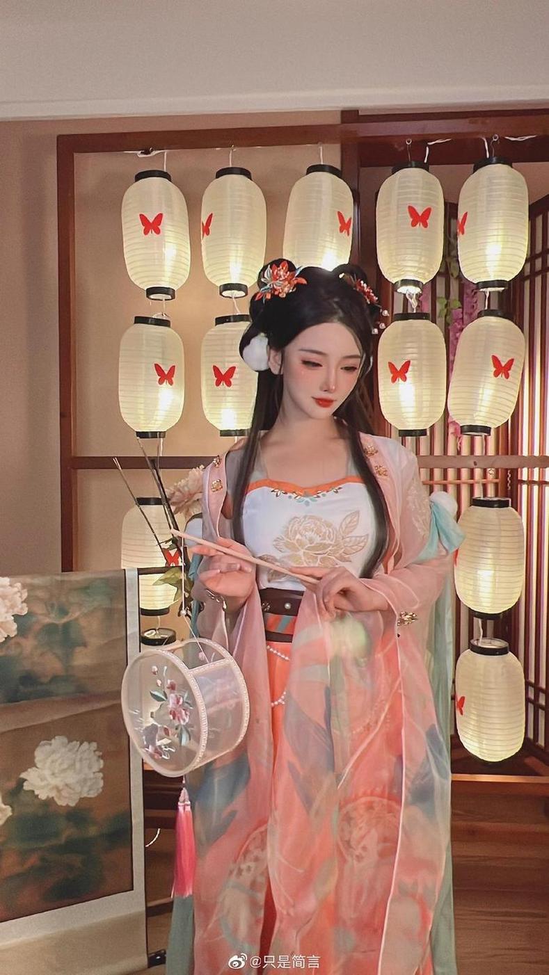 完美还原，只是简言cos泳装原图让你大饱眼福