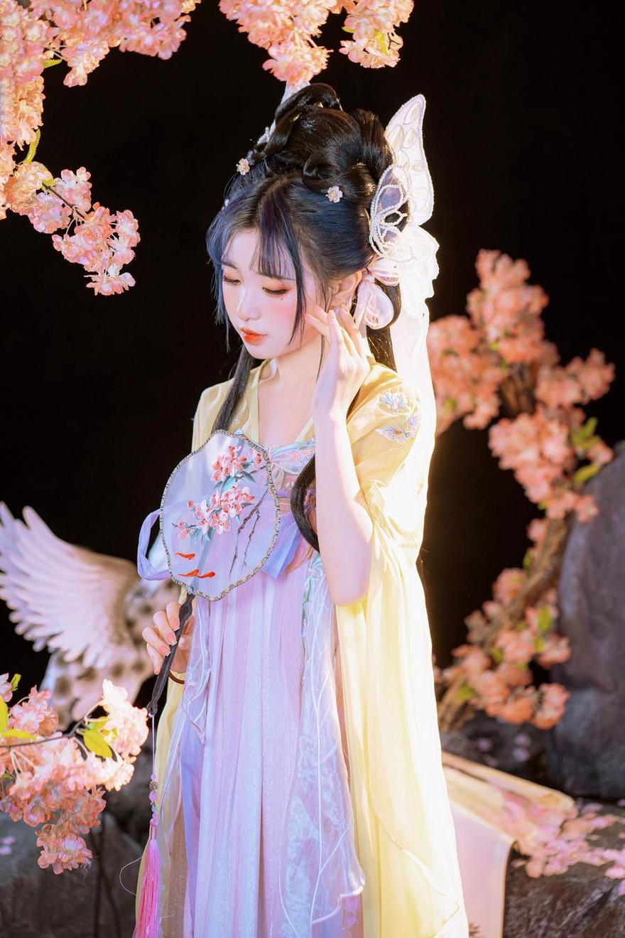 见证cos奇迹的喵小吉花絮cos作品下载，带你探索cos之路。
