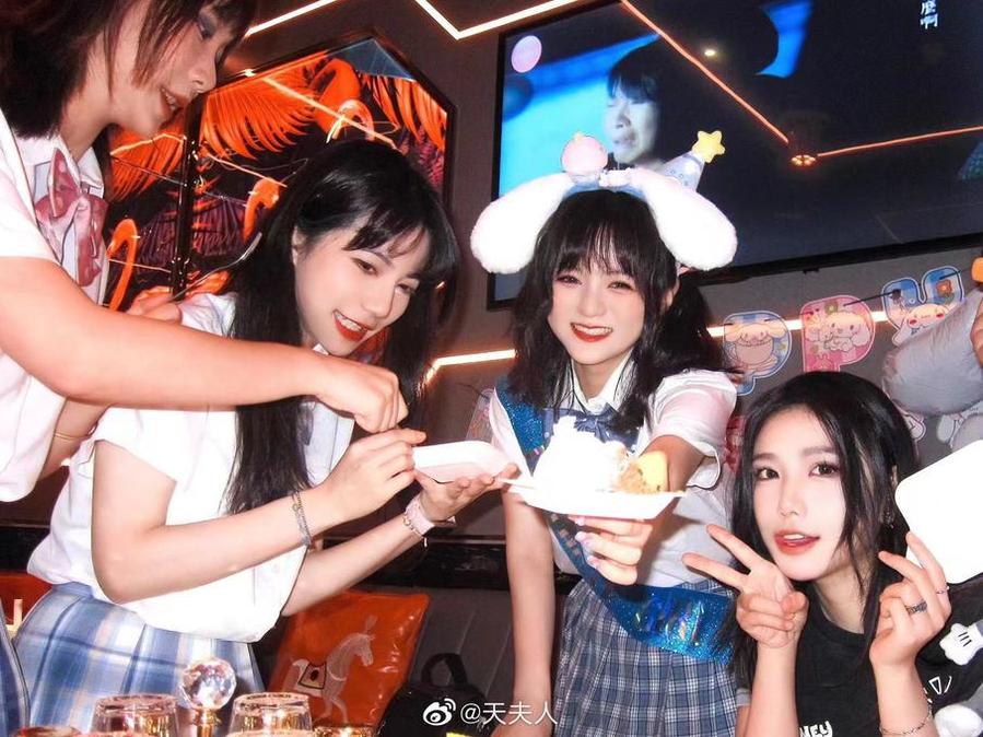 天夫人cos碧蓝航线大帝，呈现定制化的原图精品赏析。