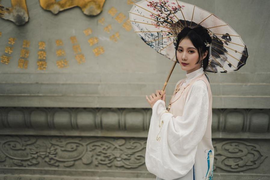 如月灰东方的唯美风格引领潮流