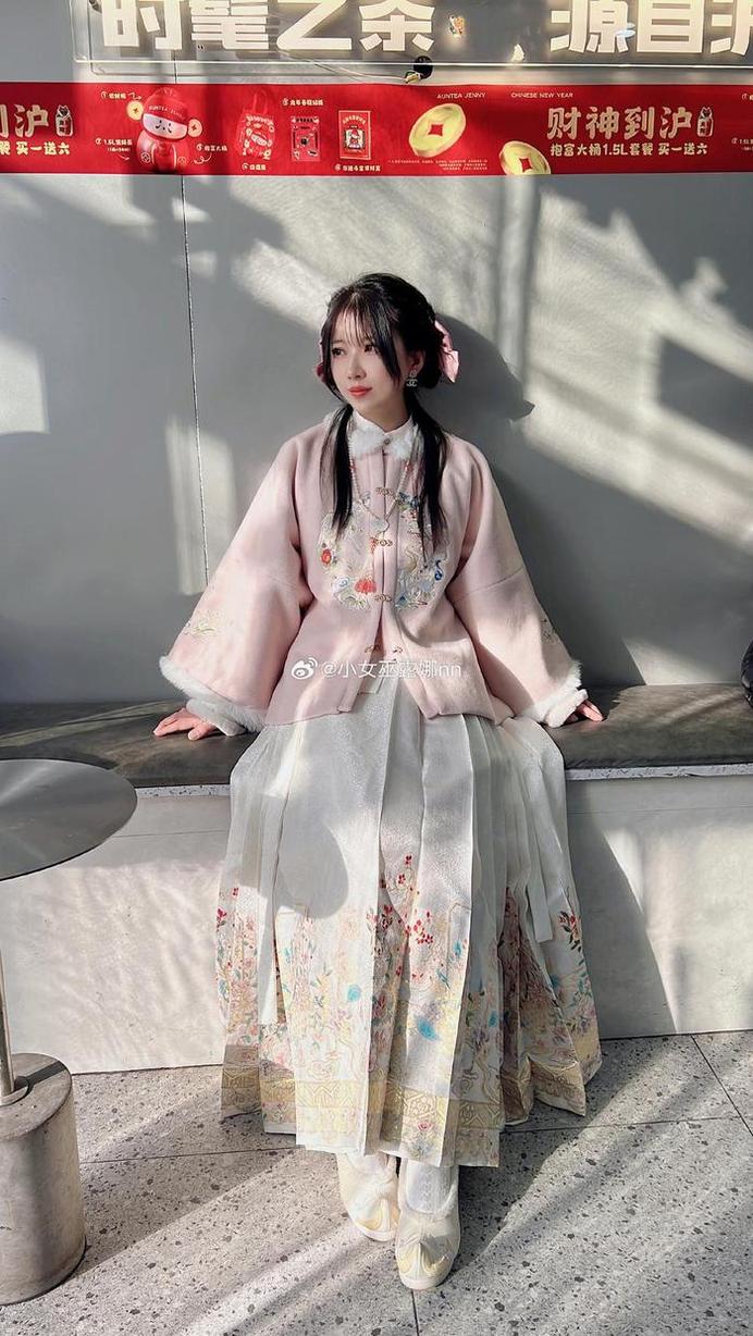 让你万千想象，小女巫露娜违规的照片全充当壁纸