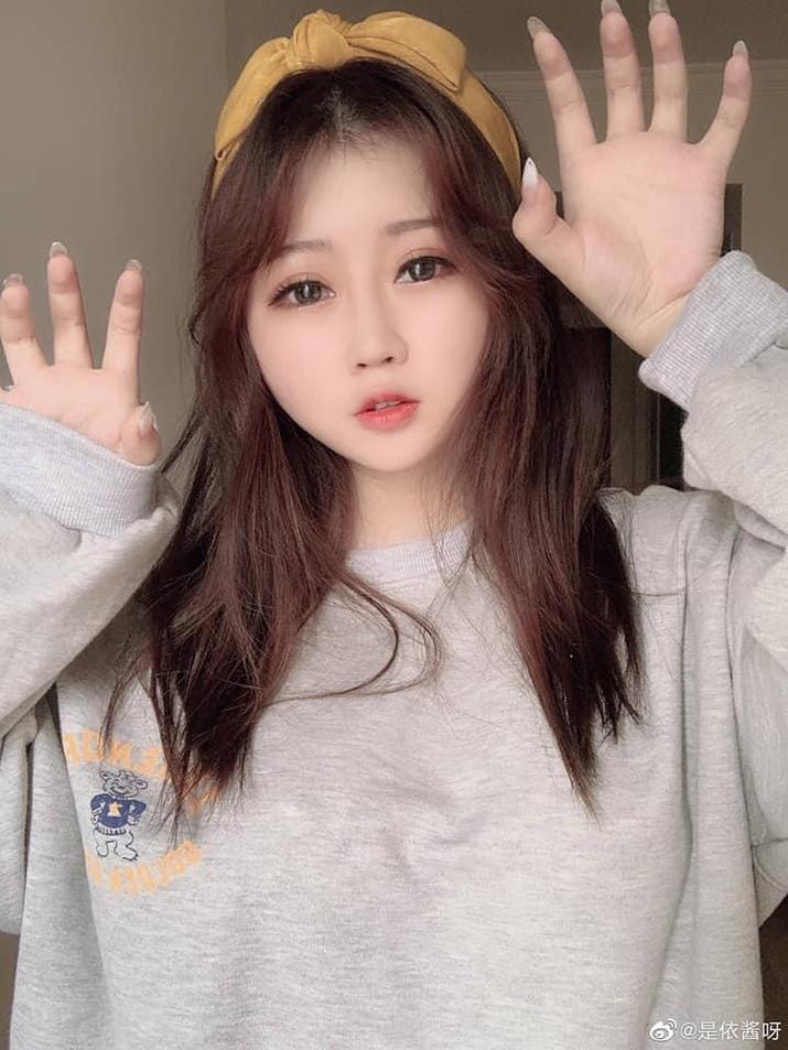 是依酱吖红色旗袍：无论是在哪里，都是一道绝美的风景线。