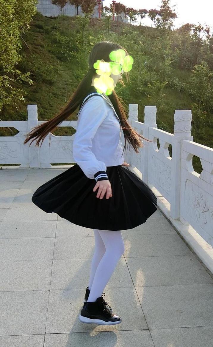 化身西尔酱，重现春季校服的cos作品，感受时光流转。